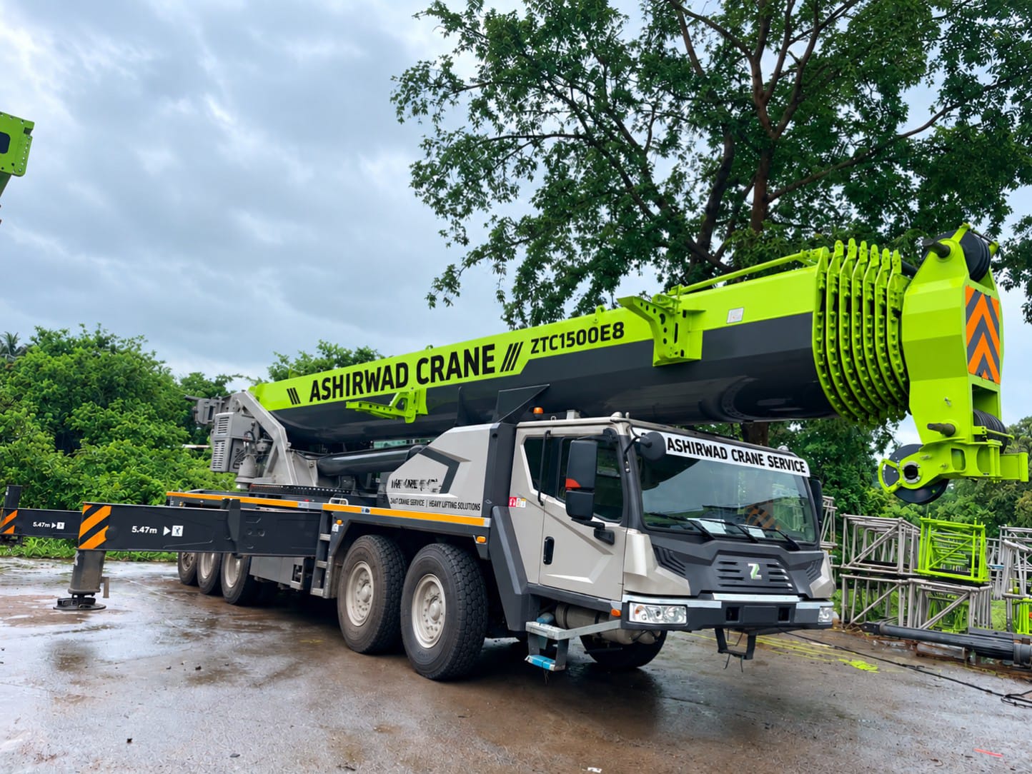 Aashirwad Crane ZTC1500E8 mobile crane at site